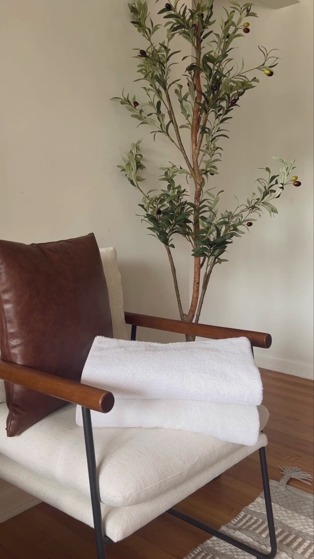 Alcazar Turkish towel in Indigo – User-generated content video showcasing practical use