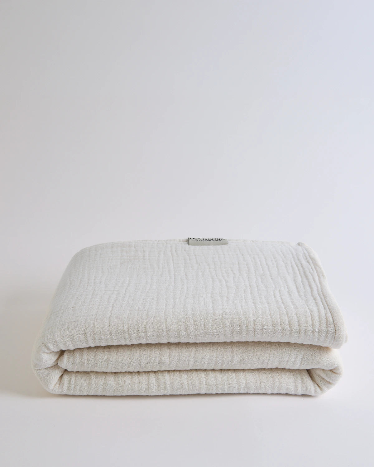 Summer Blanket in Naturel – Neatly folded blanket with smooth edges, showcasing softness