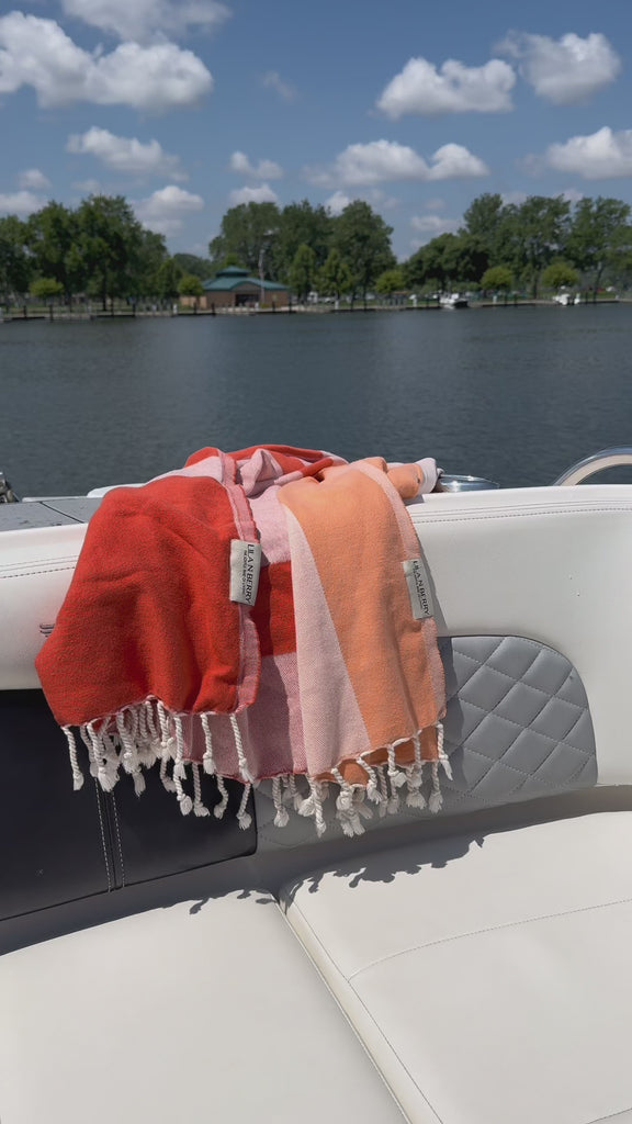 La Luna Turkish towel in Peach – User-generated content video showcasing practical use