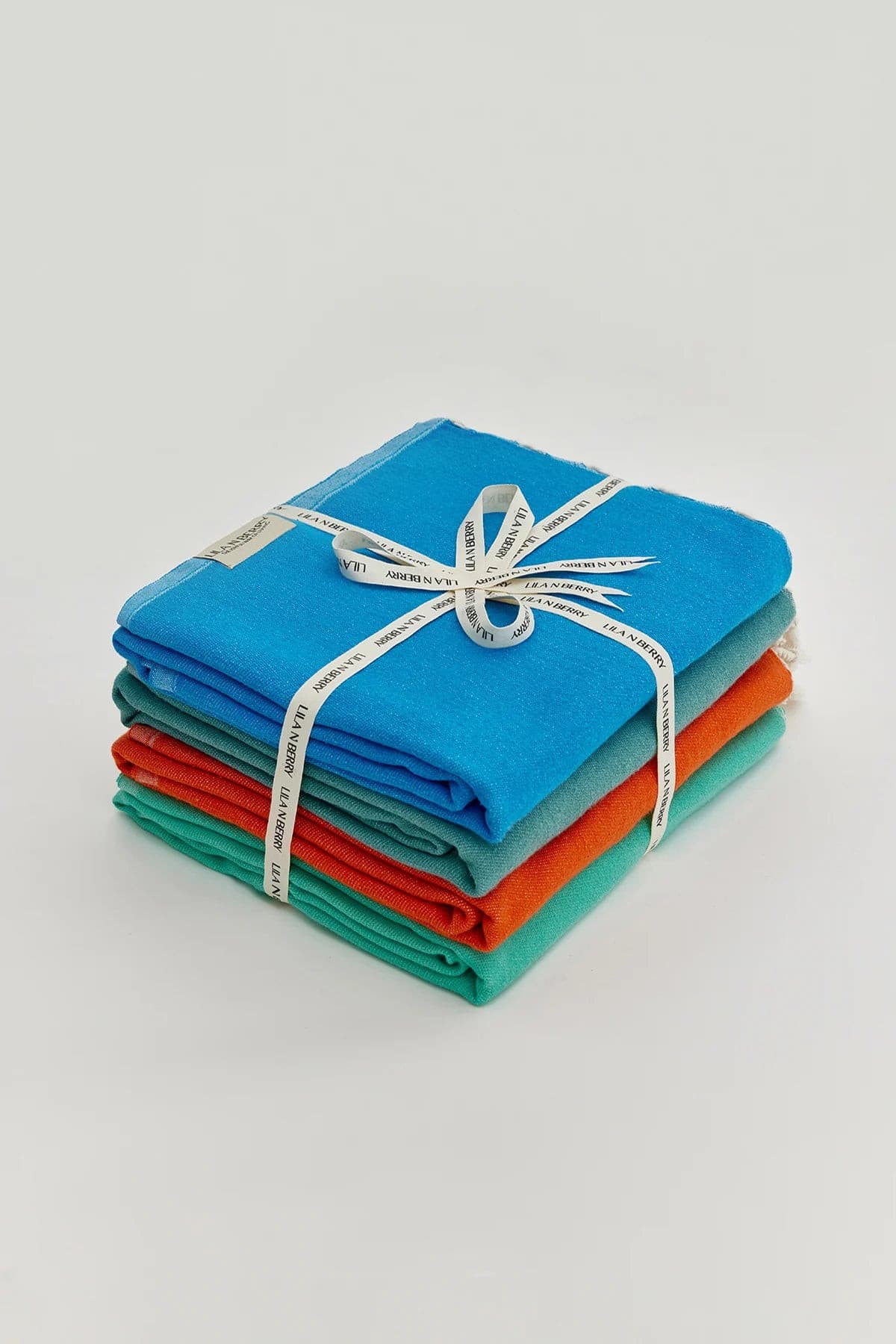 Comb Bundle – Folded bundle with multiple towels, tied with LILA N BERRY ribbon