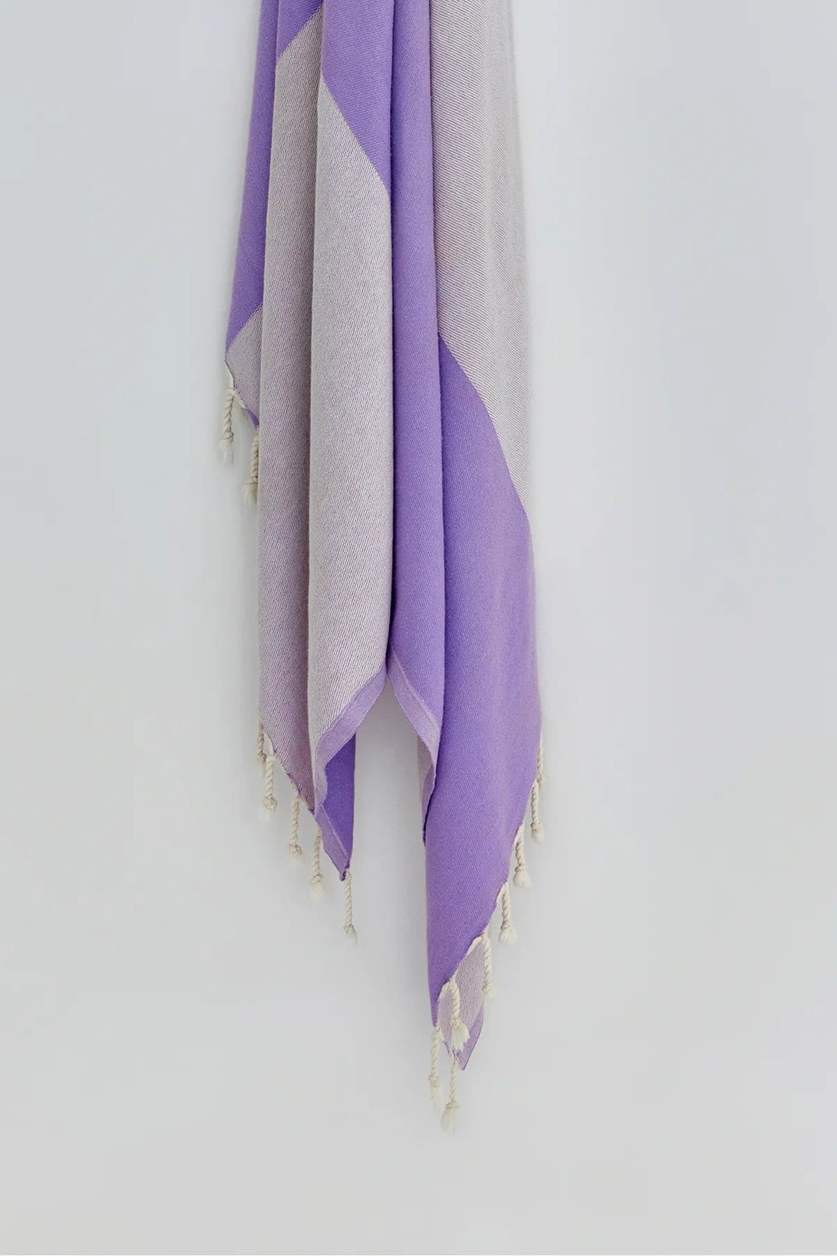La Luna Turkish towel in Lilac – Close-up hanging towel highlighting weave and softness
